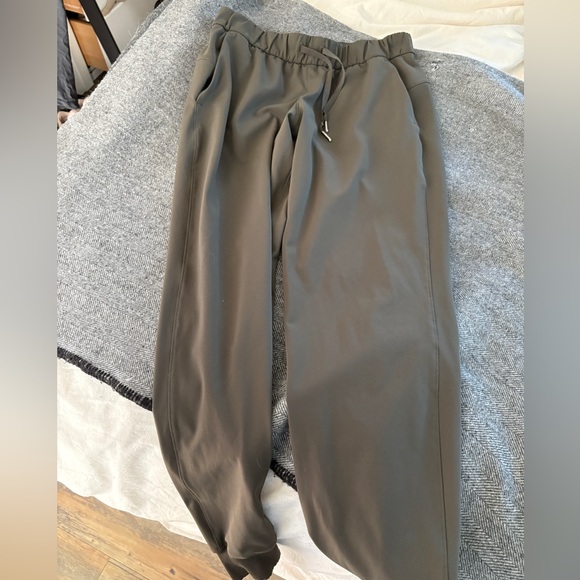 LULULEMON on the fly slim leg jogger green size 6 LAST PRICE NO OFFERS - Picture 3 of 4